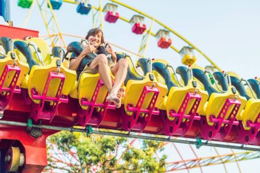 Güzel, genç adam bir eğlence parkında eğleniyor