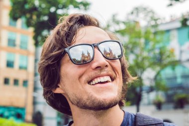 Notre dame de Saigon Katedrali, 1883 yılında yapı Ho Chi Minh city, Vietnam için bakan bir adam. Gözlük yansıma