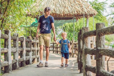 Baba ve oğul hayvanat bahçesinde. Bütün gün aile hayvanat bahçesinde