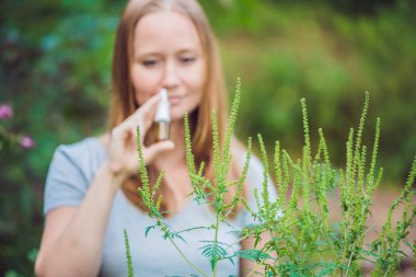 Genç kadın bir alerji bir sprey ragweed alerjisi nedeniyle kullanır