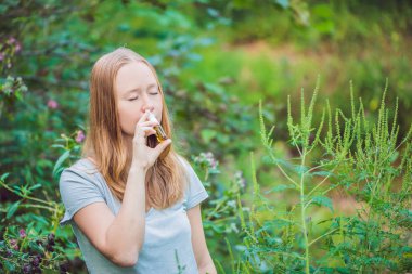 Genç kadın bir alerji bir sprey ragweed alerjisi nedeniyle kullanır