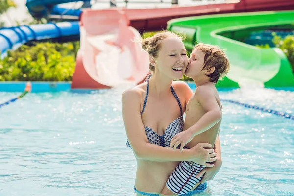 Mamá e hijo se divierten en el parque acuático — Foto de Stock