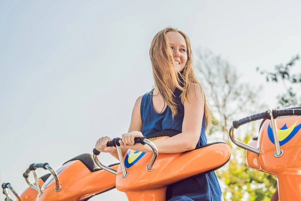 Mooie, jonge vrouw plezier bij een pretpark — Stockfoto