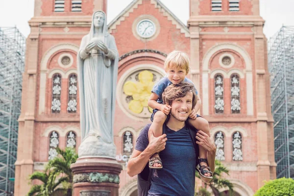 Father and son in the background Notre dame de Saigon Cathedral, build in 1883 in Ho Chi Minh city, Vietnam — Stock Photo, Image