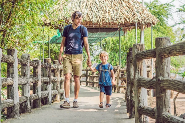 Baba ve oğul hayvanat bahçesinde. Bütün gün aile hayvanat bahçesinde