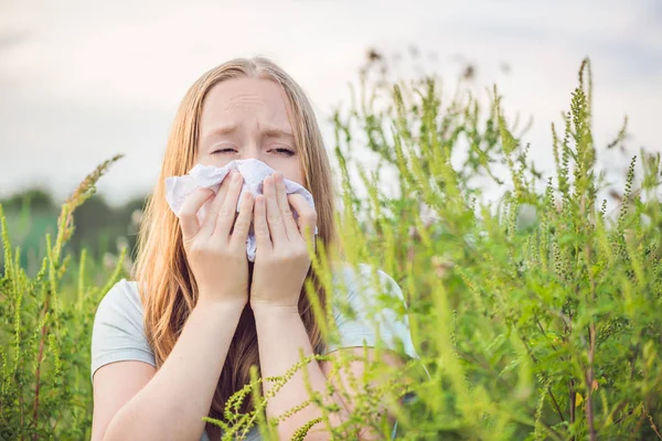 Mujer joven estornuda debido a una alergia a la ambrosía — Foto de Stock