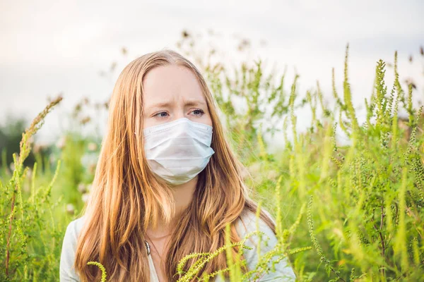 Parlagfű allergia miatt orvosi maszkot fiatal nő — Stock Fotó
