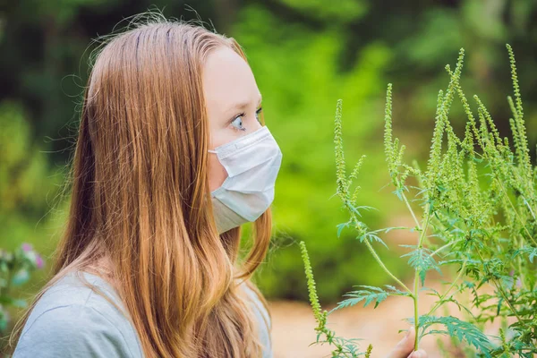 O femeie tânără cu mască medicală din cauza unei alergii la ragweed — Fotografie, imagine de stoc