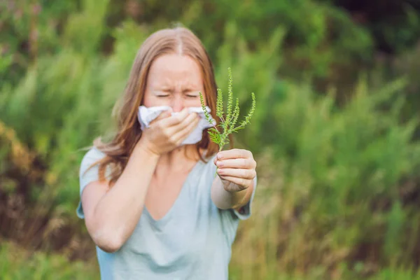 Fiatal nő tüsszent, mert allergiás a parlagfű — Stock Fotó