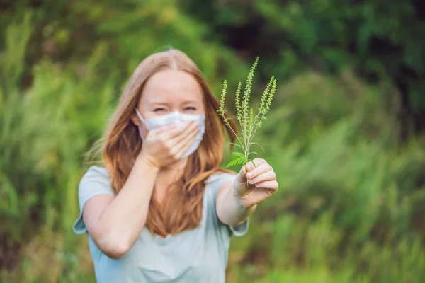 Ung kvinna i en medicinsk mask på grund av en allergi mot Ambrosia — Stockfoto