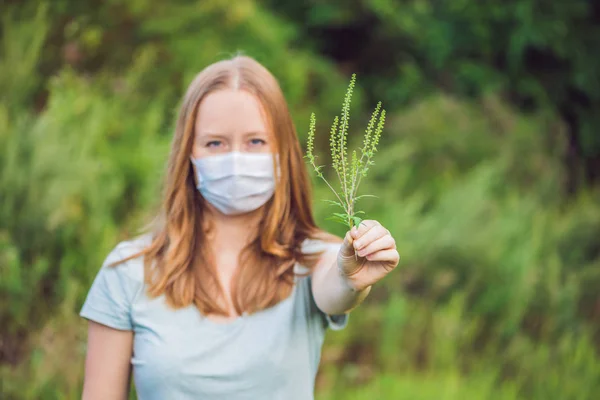 Νεαρή γυναίκα σε μια ιατρική μάσκα εξαιτίας μιας αλλεργίας στα ragweed — Φωτογραφία Αρχείου