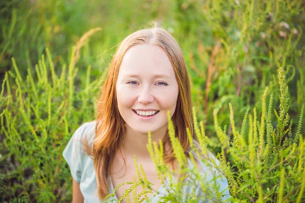 Jovem feliz porque não se sente mais alérgica a ragweed — Fotografia de Stock