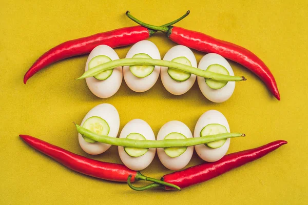 Eier, Paprika, Bohnen und Gurken in Form von Zähnen und Pausenbrot. Variationen der kieferorthopädischen Bracket oder Korsett — Stockfoto