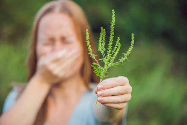 Ung kvinna nyser på grund av en allergi mot Ambrosia — Stockfoto