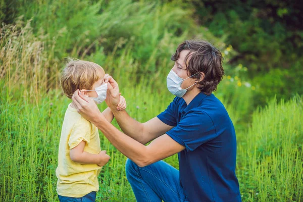 Père et fils dans un masque médical à cause d'une allergie à l'herbe à poux — Photo