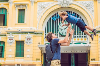 Baba ve oğul arka planda Saigon Merkez Postane Ho Chi Minh, Vietnam. Binada Vietnam dilinde bir yazıt var: bir Postane.