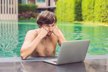 Tatil Yüzme Havuzu yanında çalışan genç serbest meslek