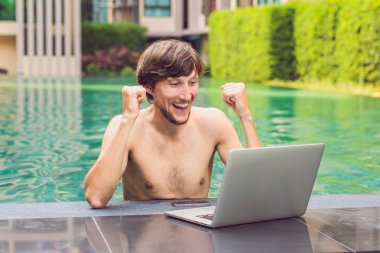 Tatil Yüzme Havuzu yanında çalışan genç serbest meslek