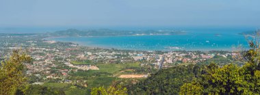 Büyük panorama yüksek açı görüntülemek güzel manzara Ao Chalong bay ve şehir sea side Phuket Eyaleti, Tayland