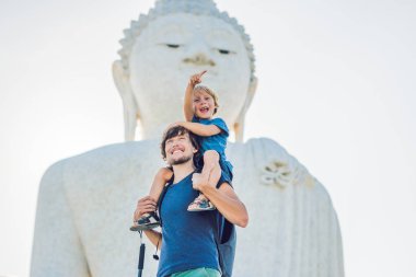 Baba ve oğul turistlere Big Buddha heykeli. Yüksek bir inşa edilmiş Tayland Phuket edebilirsiniz tepenin bir mesafeden görülebilir