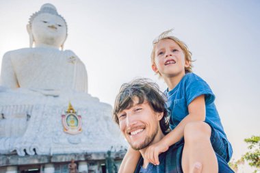 Baba ve oğul turistlere Big Buddha heykeli. Yüksek bir inşa edilmiş Tayland Phuket edebilirsiniz tepenin bir mesafeden görülebilir