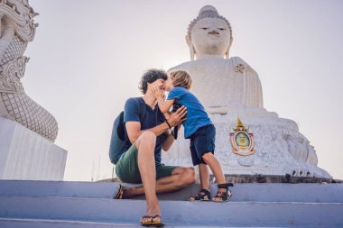 Baba ve oğul turistlere Big Buddha heykeli. Yüksek bir inşa edilmiş Tayland Phuket edebilirsiniz tepenin bir mesafeden görülebilir