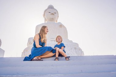 Anne ve oğlu turistlere Big Buddha heykeli. Yüksek bir inşa edilmiş Tayland Phuket edebilirsiniz tepenin bir mesafeden görülebilir