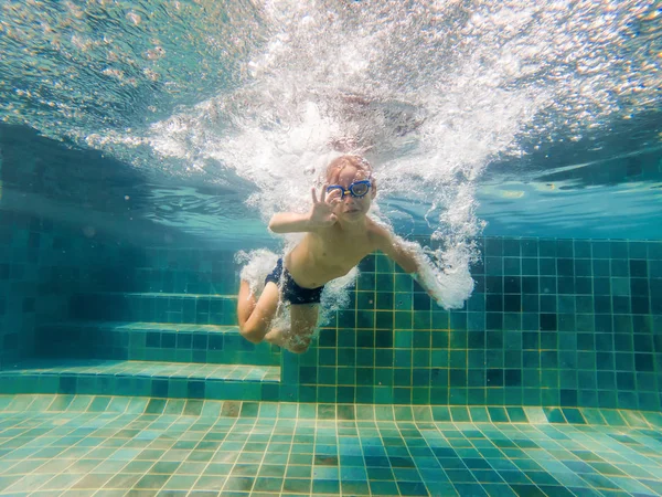 웃 고 숨을 함께 수영 안경 아이 보 풀, 수 중 수영 이다 — 스톡 사진