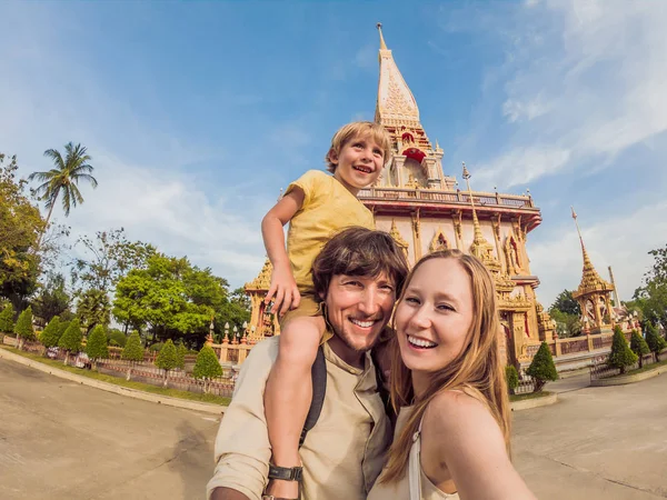 Szczęśliwa rodzina turystów na tle Wat Chalong w Tajlandii. Podróżowanie z dziećmi koncepcja — Zdjęcie stockowe