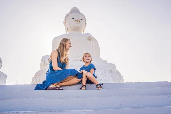 Moeder en zoon toeristen op de grote Boeddhabeeld. Werd gebouwd op een hoge heuvel van Phuket Thailand kan worden gezien vanaf een afstand — Stockfoto