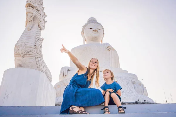 Madre e hijo turistas en la estatua del Gran Buda. Fue construido en una colina alta de Phuket Tailandia Se puede ver desde una distancia — Foto de Stock