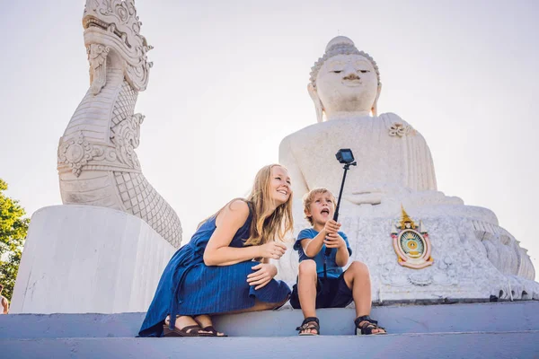 Moeder en zoon toeristen op de grote Boeddhabeeld. Werd gebouwd op een hoge heuvel van Phuket Thailand kan worden gezien vanaf een afstand — Stockfoto