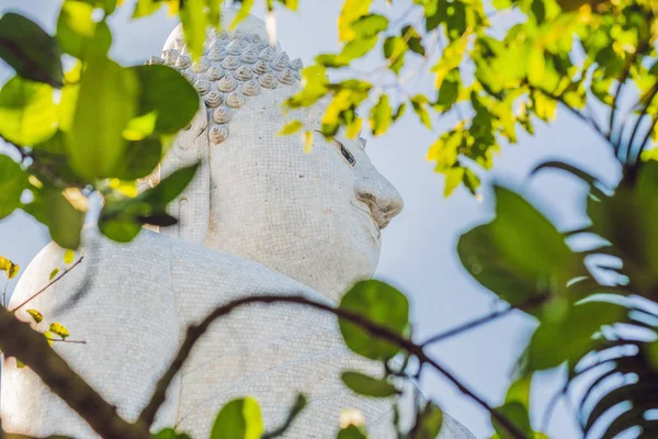 Grande statua di Buddha è stato costruito su un'alta collina di Phuket Thailandia può essere visto da lontano — Foto Stock