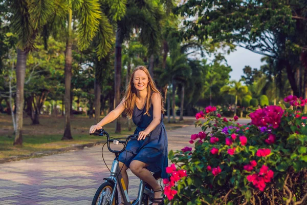 Jonge mooie vrouw een fiets in een park. Actieve mensen. Buiten — Stockfoto