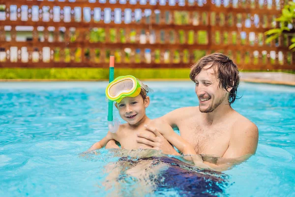 Papá e hijo en la natación Gafas divertirse en la piscina — Foto de Stock