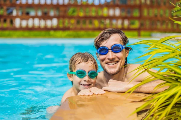 Papai e filho na natação Os óculos se divertem na piscina — Fotografia de Stock