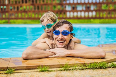 Baba ve oğlu içinde gözlük yüzme havuzunda eğlenin