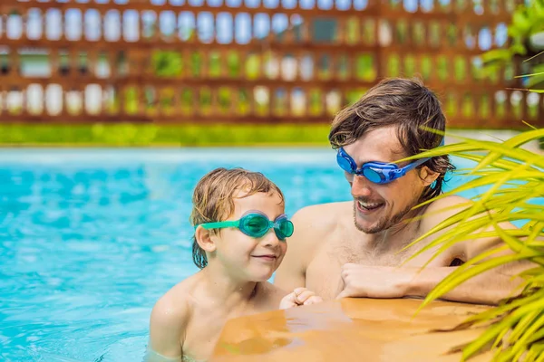 Papá e hijo en la natación Gafas divertirse en la piscina — Foto de Stock