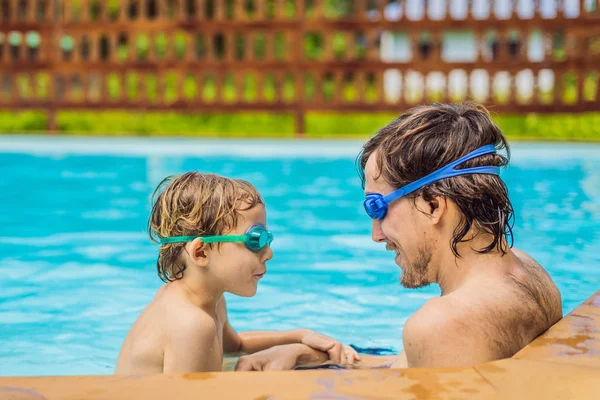 Papá e hijo en la natación Gafas divertirse en la piscina — Foto de Stock