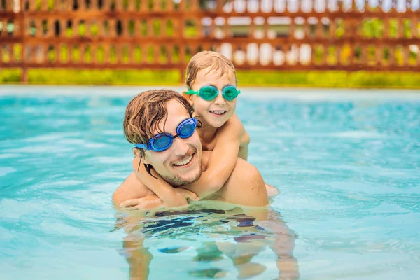 Papai e filho na natação Os óculos se divertem na piscina — Fotografia de Stock