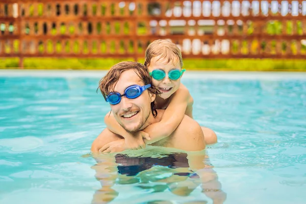 Papà e figlio in maschera nuoto si divertono in piscina — Foto Stock