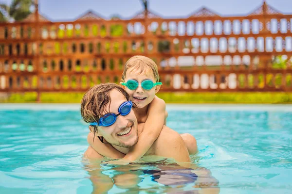 Papà e figlio in maschera nuoto si divertono in piscina — Foto Stock