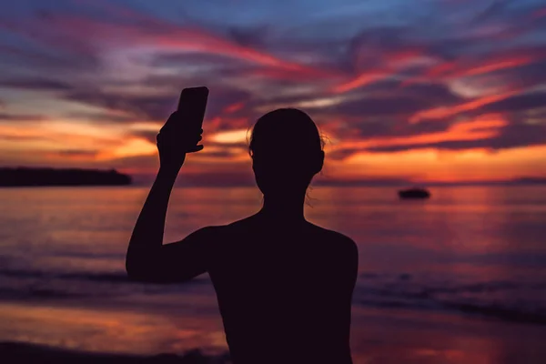 Jeune asiatique femme selfie avec téléphone portable sur une plage au coucher du soleil en été, Phuket, Thaïlande — Photo