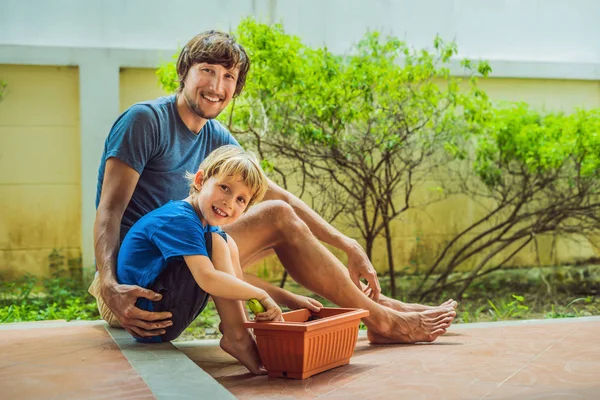Otec a syn zahradnictví v zahradě u domu — Stock fotografie