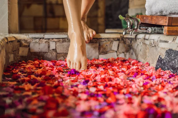 Attraktive junge Frau im Bad mit Blütenblättern tropischer Blumen und Aromaölen. Wellness-Behandlungen zur Hautverjüngung. verführerische Frau im Wellness-Salon. Luxus-Wellness und Hautpflege — Stockfoto