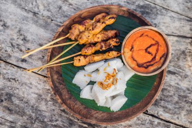 Endonezya tavuk satay veya Sate Ayam lontong, soya sosu ve fıstık sosu yaşam tarzı yemek servis