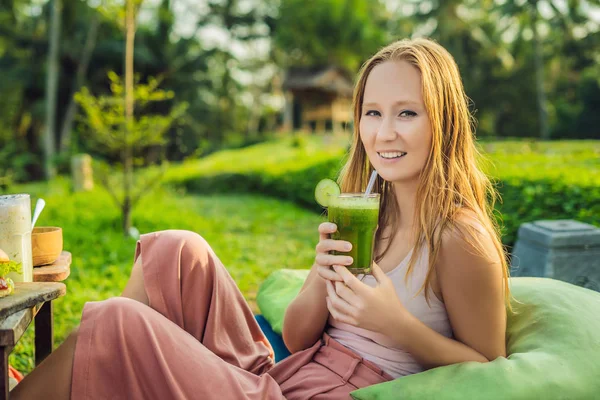 Диета. Здоровая женщина пила свежий зеленый детоксикационный овощной сок. Здоровый образ жизни, вегетарианская еда и еда. Пейте смузи. Концепция питания — стоковое фото
