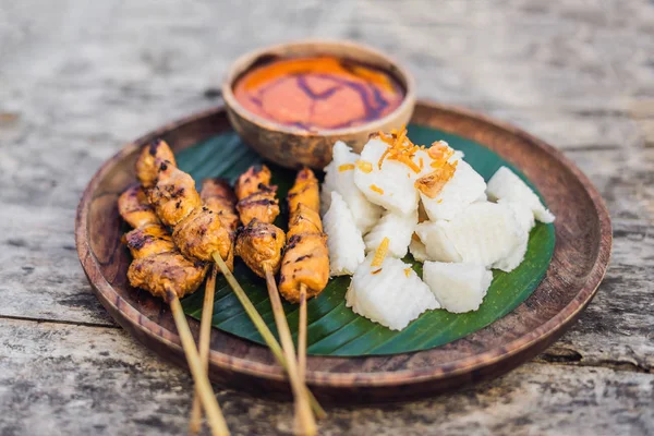 Indonesisches Huhn Satay oder Satayam serviert mit Lontong, Sojasauce und Erdnusssoße Lifestylekost — Stockfoto