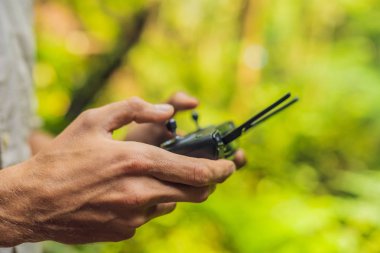 Ellerini bir adamın uçağı için bir kontrol paneli ile