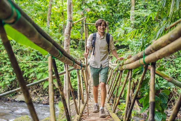 Мужчина-путешественник на подвесном мосту на Бали — стоковое фото